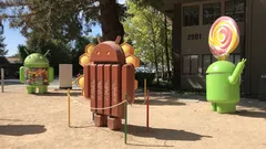 Outdoor figures of Android mascots resembling KitKat and Lollipop versions